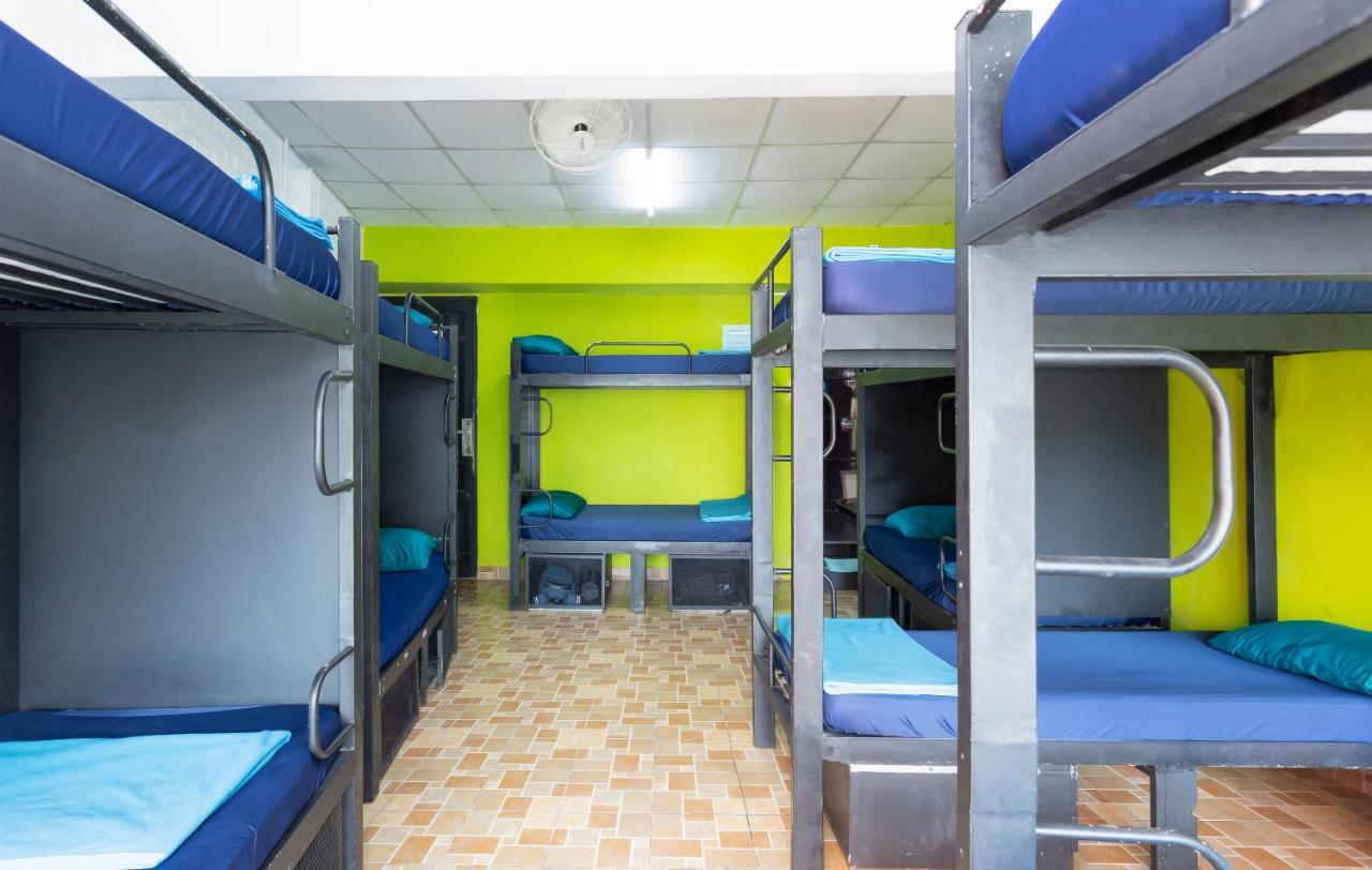 Hangout Hostel Hcm (Adults Only) Хошимин Екстериор снимка