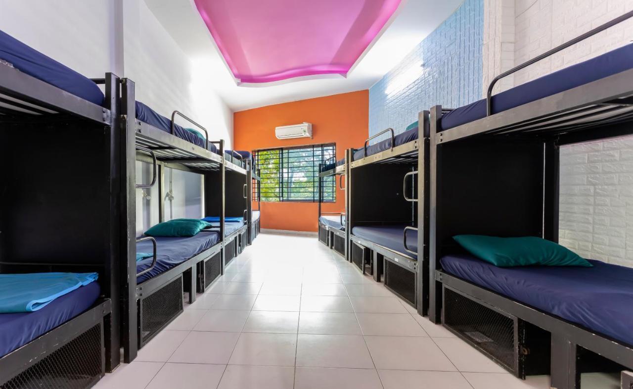 Hangout Hostel Hcm (Adults Only) Хошимин Екстериор снимка